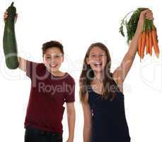 Gesunde Ernährung lachende Kinder mit Karotten und Zucchini Gem