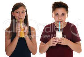 Gesunde Ernährung Kinder trinken Milch und Orangen Saft