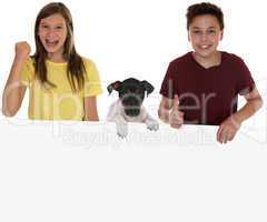 Lachende Kinder mit leerem Plakat, Textfreiraum und Hund