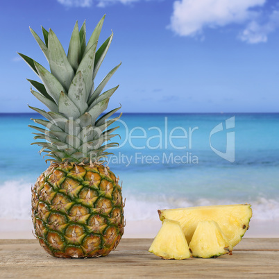 Frische Ananas Frucht am Meer und Strand