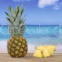Frische Ananas Frucht am Meer und Strand