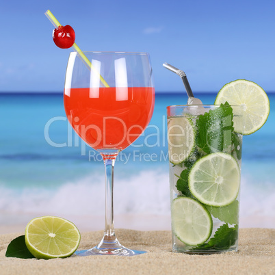 Cocktails und kalte Getränke am Strand und Meer