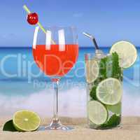 Cocktails und kalte Getränke am Strand und Meer