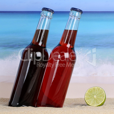 Cola und Limonade Getränke am Strand im Sand