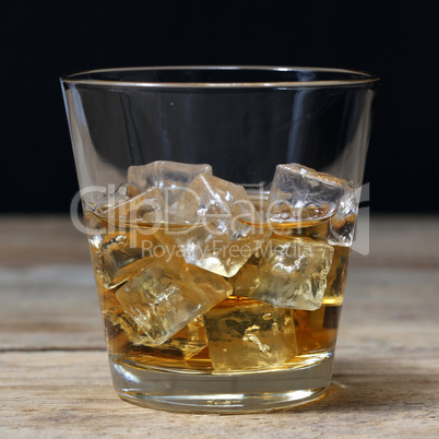 Whisky oder Whiskey im Glas auf Holzbrett