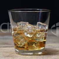 Whisky oder Whiskey im Glas auf Holzbrett