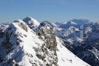 Winter im Alpen Gebirge mit Schnee und Berggipfel