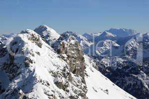 Winter im Alpen Gebirge mit Schnee und Berggipfel
