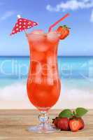 Fruchtiger Erdbeeren Früchte Cocktail Saft Getränk am Strand