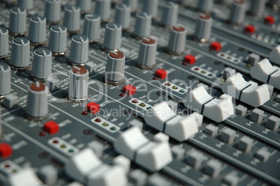 Sound mixing console