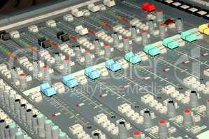 Sound mixing console