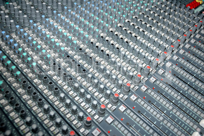 Sound mixing console