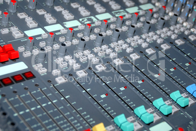 Sound mixing console