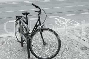 Fahrrad und Fahrradweg in Berlin, Deutschland