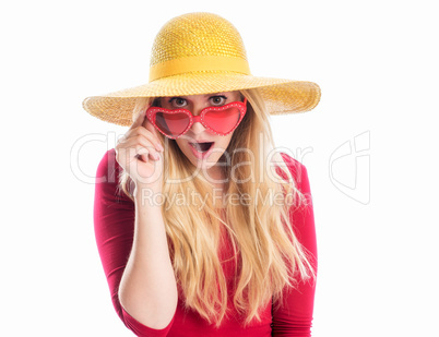 Frau mit Sonnenbrille ist entsetzt