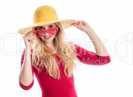 Frau mit Sommerhut und Sonnenbrille