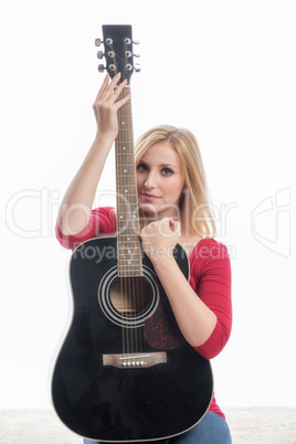 Blonde Frau mit Gitare