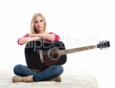 Blonde Frau mit Gitare