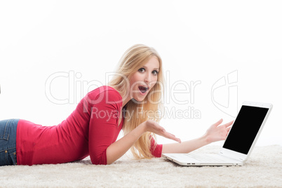 Blonde Frau am Laptop