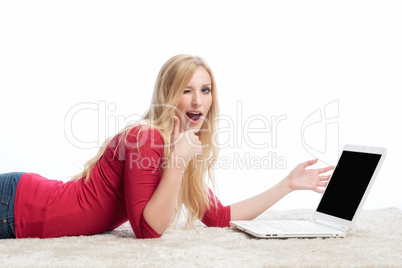 Blonde Frau am Laptop