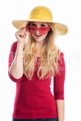 Frau mit Sommerhut und Sonnenbrille