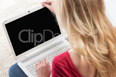 Blonde Frau am Laptop