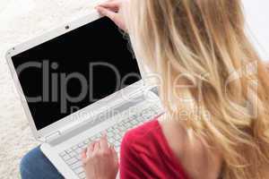 Blonde Frau am Laptop