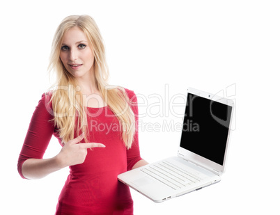 Blonde Frau am Laptop