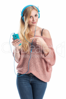 Mädchen mit Handy und Kopfhörer