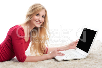 Blonde Frau am Laptop