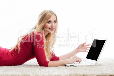 Blonde Frau am Laptop