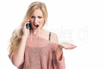 Blonde Frau schreit in ein  Handy