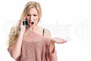 Blonde Frau schreit in ein  Handy