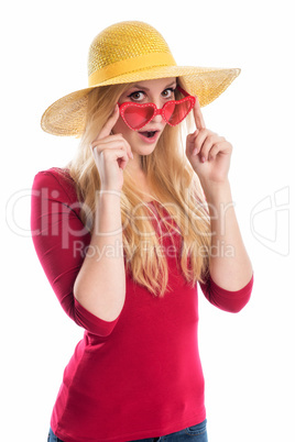 Frau mit Sommerhut und Sonnenbrille