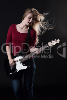 Blonde Frau mit E-Gitarre