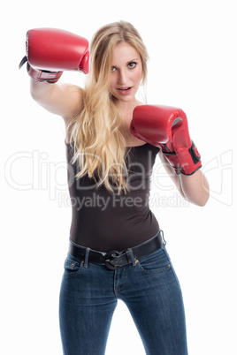 Blonde Frau mit Boxhandschuhen