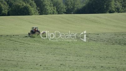 Feldbewirtschaftung mit Traktor (1)