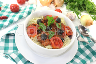 Spaghetti alla puttanesca mit Tomaten