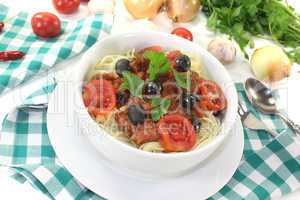 Spaghetti alla puttanesca mit Tomaten