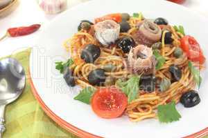 Spaghetti alla puttanesca mit Sardellen
