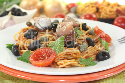 Spaghetti alla puttanesca mit Kapern
