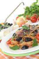 Spaghetti alla puttanesca mit Oliven und Sardellen