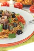 Spaghetti alla puttanesca mit Oliven, Kapern und Sardellen