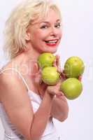 Frau bietet Äpfel an