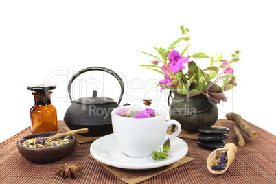 chinesische Naturmedizin mit einer Tasse Tee und Blüten