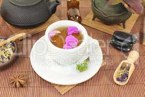 chinesische Naturmedizin mit einer Tasse Tee