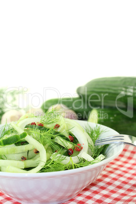 Spaghettigurken mit rotem Pfeffer und Zwiebeln