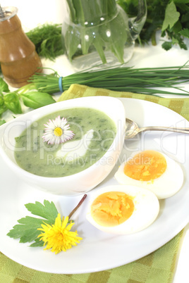 grüne Kräutersuppe mit Eiern