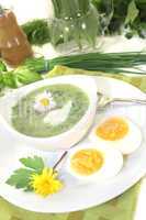 grüne Kräutersuppe mit Eiern