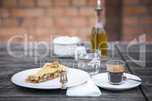 Kuchen, Espresso und ein Glas Wasser